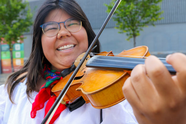 A women playing the violin